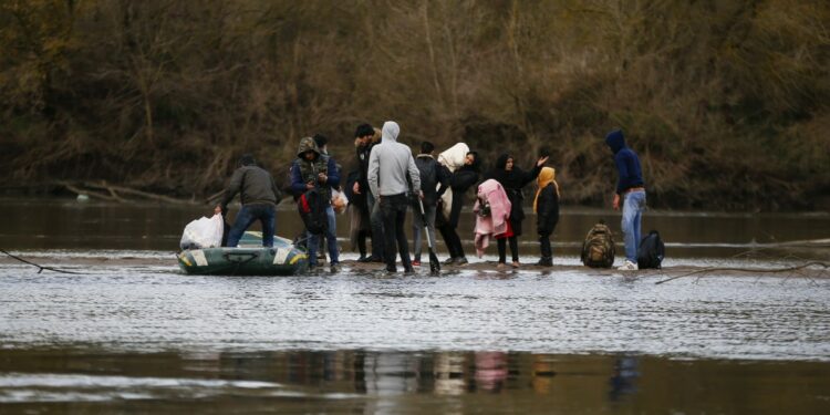 اليونان تطالب تركيا بوقف عبور المهاجرين للحدود