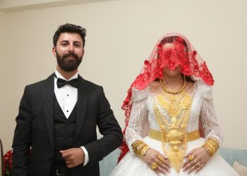عروس تركية ترتدي 4 كجم ذهب في زفافها و6 ملايين ليرة للعريس