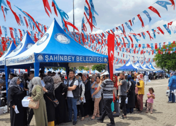 الأتراك يتوافدون للتبرع بالدم مقابل حذاء