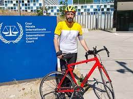 بدراجة هوائية.. صحفي يسلط الضوء على القمع في تركيا