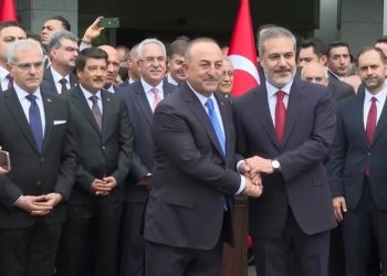 وزير خارجية تركيا هاكان فيدان يقرأ خطابه الأول من الورق!
