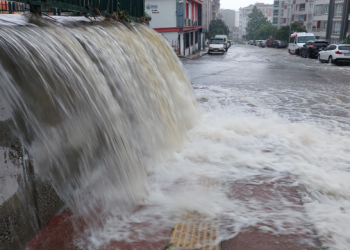 السيول تعطل الدراسة في سامسون 