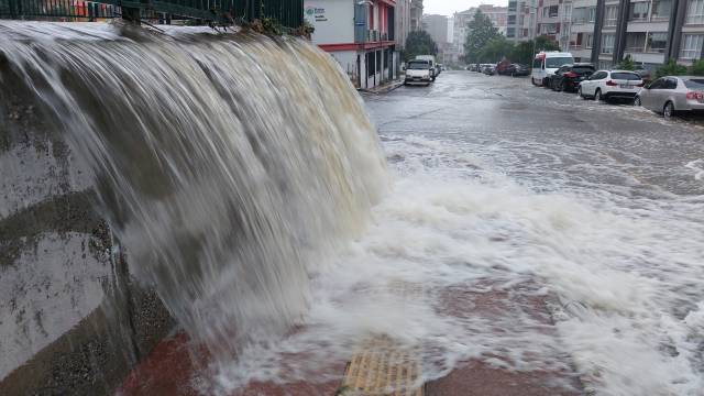 السيول تعطل الدراسة في سامسون