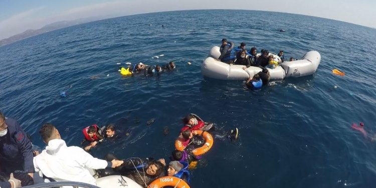 خفر السواحل التركي يتهم اليونان بصد المهاجرين