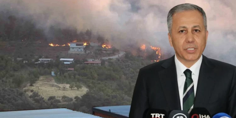 وزير الداخلية التركي يكشف سبب حرائق الغابات