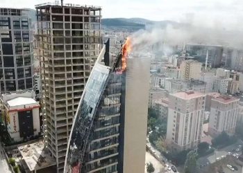 اشتعال مبنى من 17 طابقًا في إسطنبول