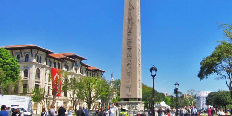 معالم إسطنبول التاريخية “المسلة المصرية” و” العمود الأفعواني”