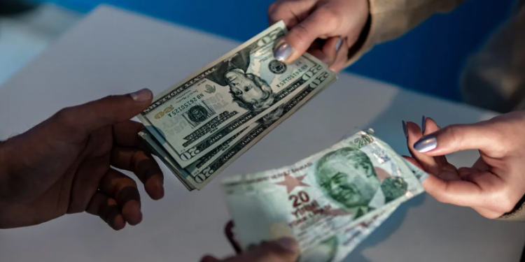 الدولار يرتفع أمام الليرة التركية بمستهل تعاملات الأسبوع