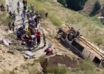 حافلة ركاب في تركيا تسقط من ارتفاع 50 مترًا