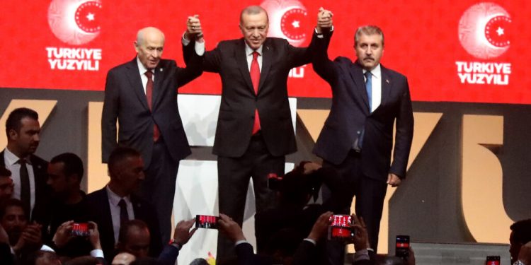 باحث: العدالة والتنمية يخطط للتحالف مع 4 أحزاب في الانتخابات البلدية