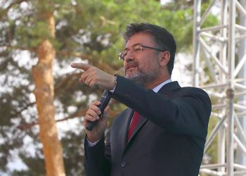 وزير تركي: سنلقنهم درسا خلال الانتخابات البلدية 