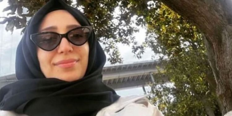 ابنة رئيس الشؤون الدينية تنتقد تراجع الليرة