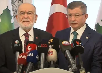 تركيا.. داود أوغلو يشكل تحالفا برلمانيا مع حزب آخر