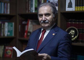 وزير سابق يؤسس حزبا جديدا في تركيا