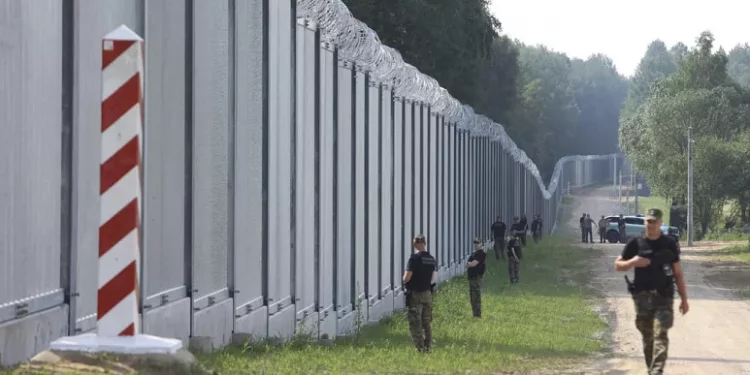 بولندا تحشد 2000 جنديا إضافيا على الحدود مع بيلاروسيا