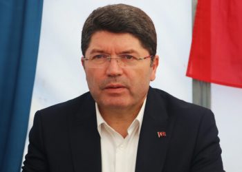 وزير تركي يدين إهانة أردوغان في السويد