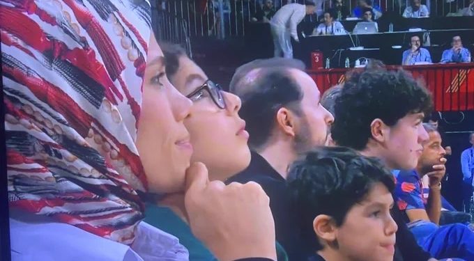 الوزير السابق صهر أردوغان يظهر في مباراة كرة سلة