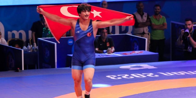 التركي ألبران بربر يفوز ببطولة العالم في المصارعة اليونانية الرومانية