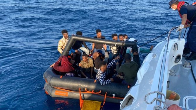 القبض على 38 مهاجرا قبالة سواحل إزمير