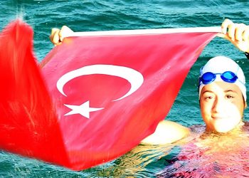 أيسو ترك أوغلو أول سيدة تركية تعبر “القنال الشمالي”