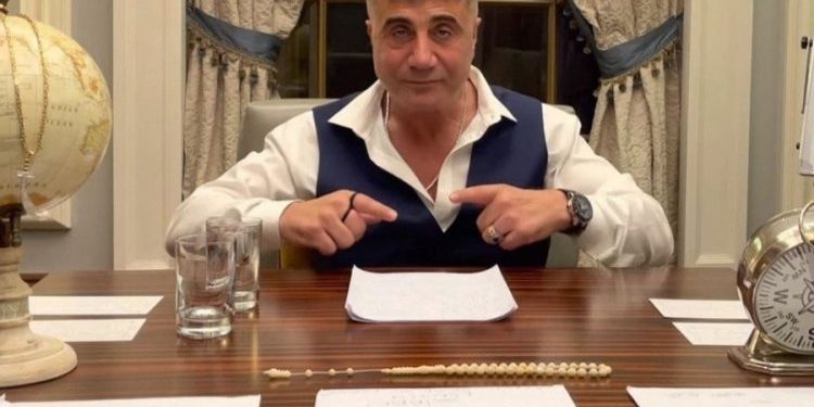 زعيم المافيا سادات بكر يعاود التغريد من جديد