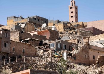 رجال الإنقاذ يبحثون عن ناجين من زلزال المغرب