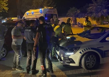 رجلان يرشان الماء المغلي على الشرطة