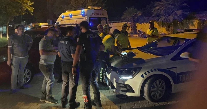 رجلان يرشان الماء المغلي على الشرطة