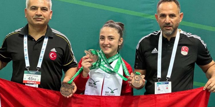 التركية جانسو بكتاش تحصد برونزية رفع الأثقال في السعودية