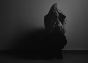 700 ألف شخص يقررون الانتحار سنويا