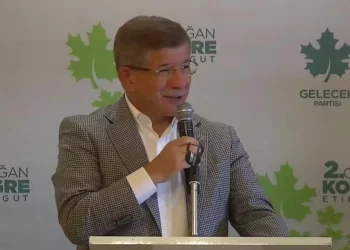 داود أوغلو: منفتحون للتحالف حتى مع الحزب الحاكم