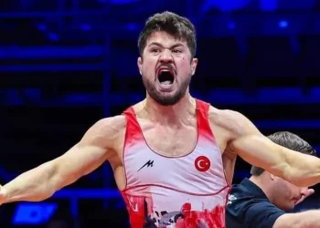 المصارع التركي علي جنكيز يتوج بطلا للعالم