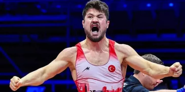المصارع التركي علي جنكيز يتوج بطلا للعالم