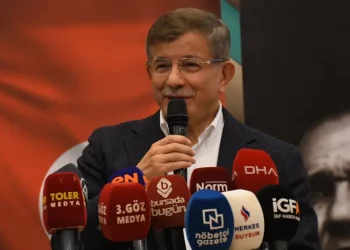 داود أوغلو: أين ذهبت دموع أردوغان على غزة؟