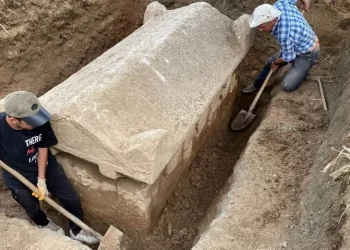 تركيا.. اكتشاف تابوت عمره 2000 عام في آيدن