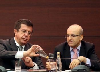 أردوغان يكلف خصم وزير المالية بالشؤون الاقتصادية للحزب الحاكم