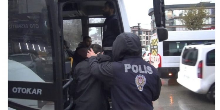 تركيا.. اعتقال 63 مهاجرًا غير نظامي في أسنيورت