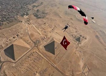 علم تركيا يرفرف فوق الأهرامات .. فيديو