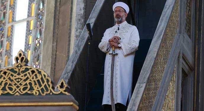 رئيس الشؤون الدينية التركي يلقي خطبة عن فلسطين ممسكًا بالسيف