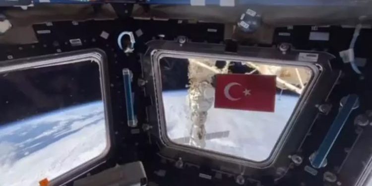 رائد فضاء روسي يحتفل بالذكرى المئوية لتأسيس تركيا من المكوك