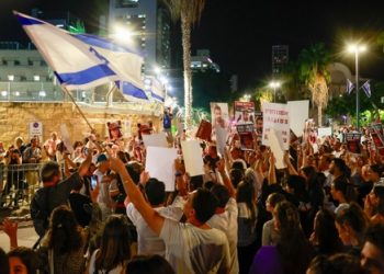 إسرائيليون ينظمون احتجاجا في تل أبيب لوقف إطلاق النار في غزة