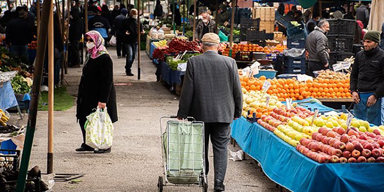 أكثر من نصف الأتراك يتوقعون مزيدًا من التدهور الاقتصادي خلال 2024