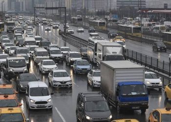 الأمطار ترفع الكثافة المرورية في إسطنبول إلى 74٪