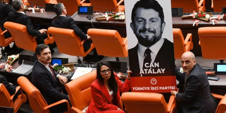 تركيا.. محكمة تتجاهل قرار الدستورية بالإفراج عن برلماني معتقل