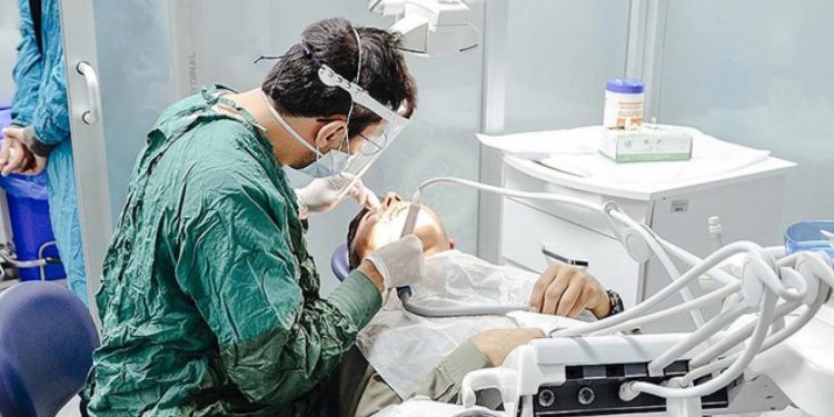 تركيا.. عامل نظافة يخلع أسنان مريض بصفته طبيبا!