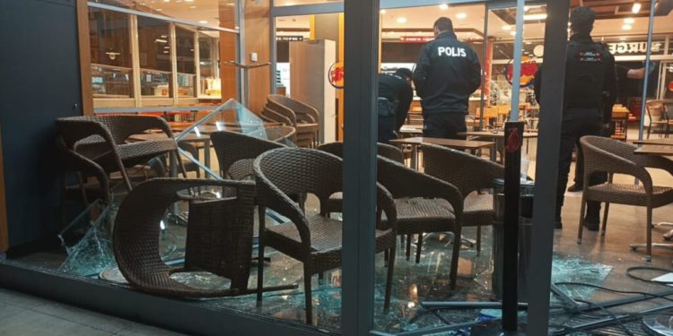 تركي يحطم فرع برجر كنج في إسطنبول   .. فيديو