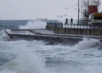 إسطنبول تطلق تحذيرًا مع اقتراب العاصفة