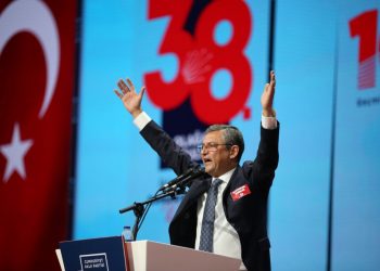 أوزجور أوزال رئيسا لحزب الشعب الجمهوري المعارض