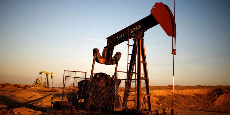 أسعار النفط تواصل التراجع