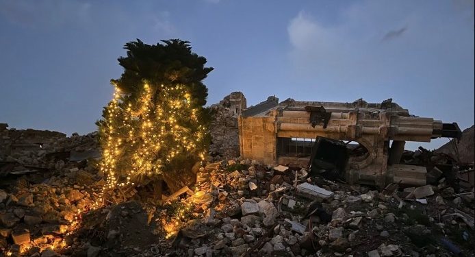 قداس عيد الميلاد بين أنقاض كنيسة أنطاكيا المدمرة جراء الزلزال